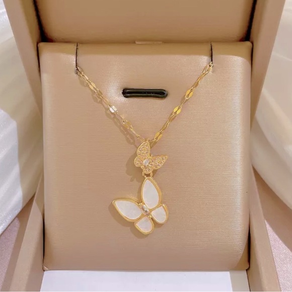 Brand new Oyster Rhinestone Butterfly Pendant with Necklace - Picture 3 of 3